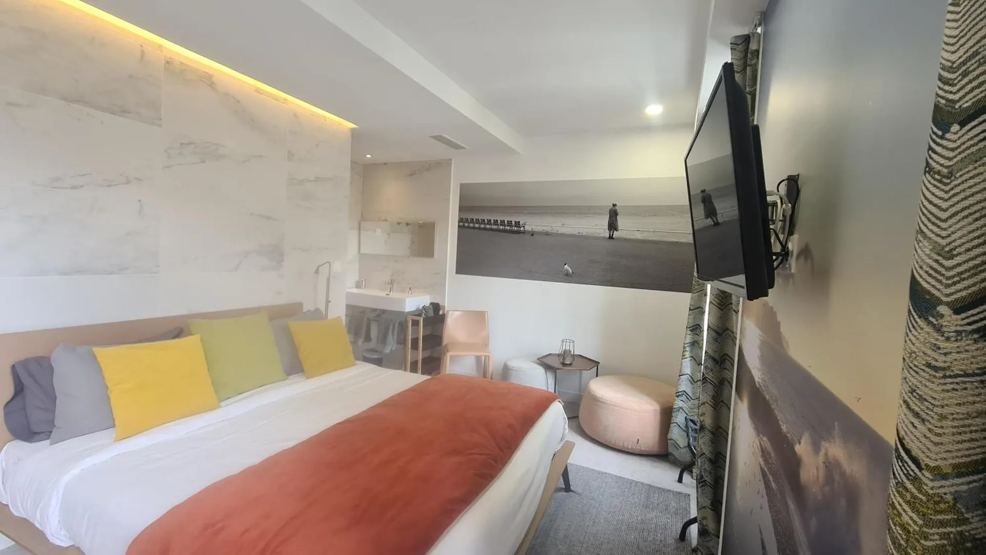 ** Hotel Le Petit Trianon Et Le Charme Des Suites Nice France