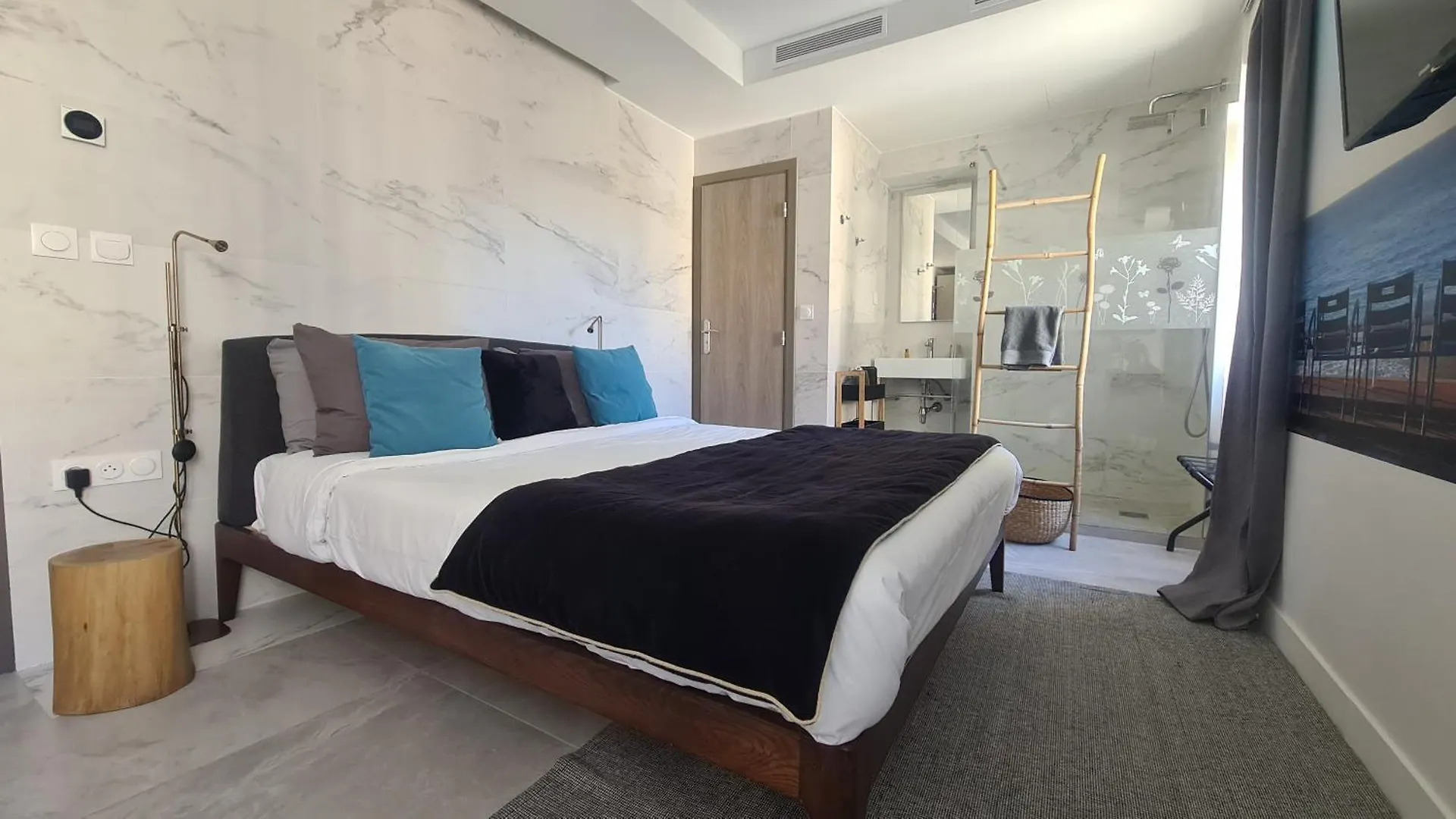 Le Petit Trianon Et Le Charme Des Suites Nice Hotel