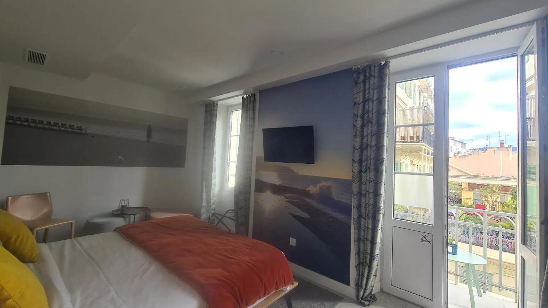 Hotel Le Petit Trianon Et Le Charme Des Suites Nice