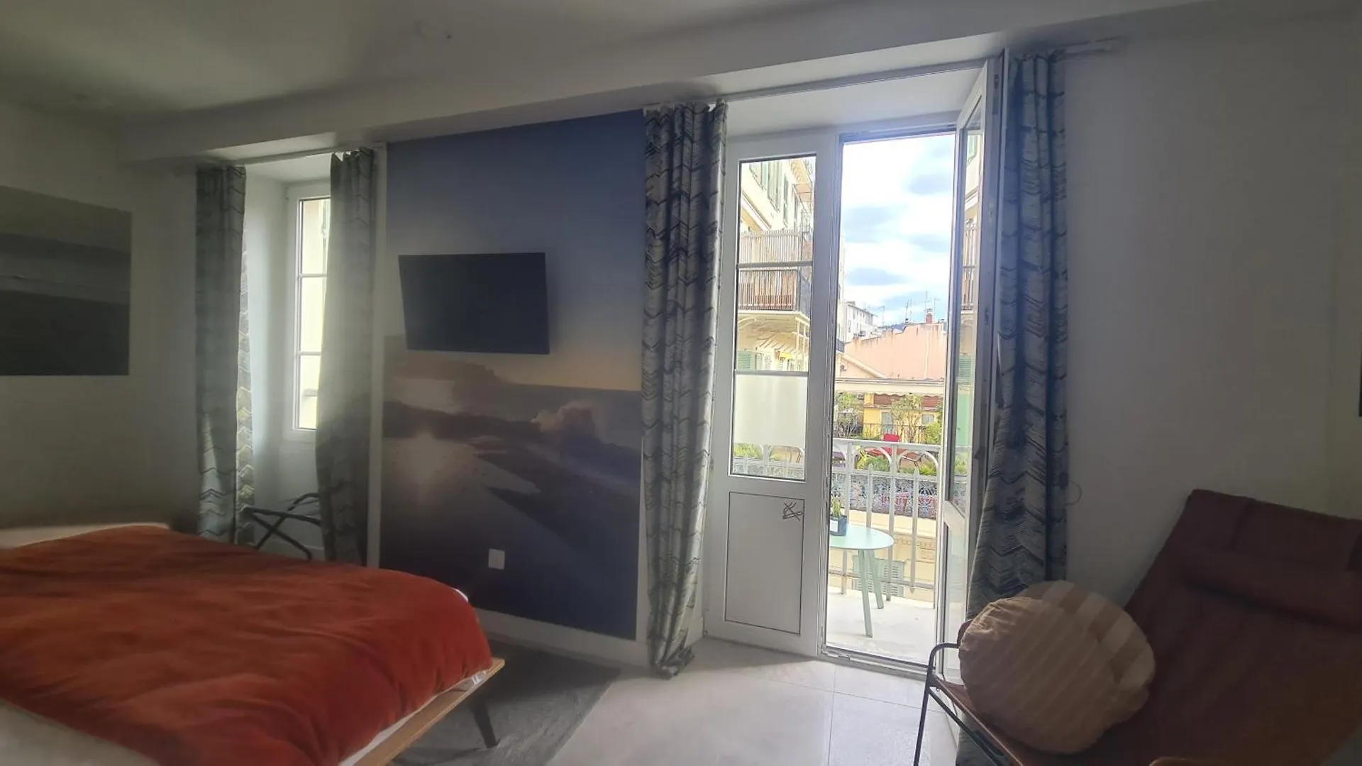 Hotel Le Petit Trianon Et Le Charme Des Suites Nice