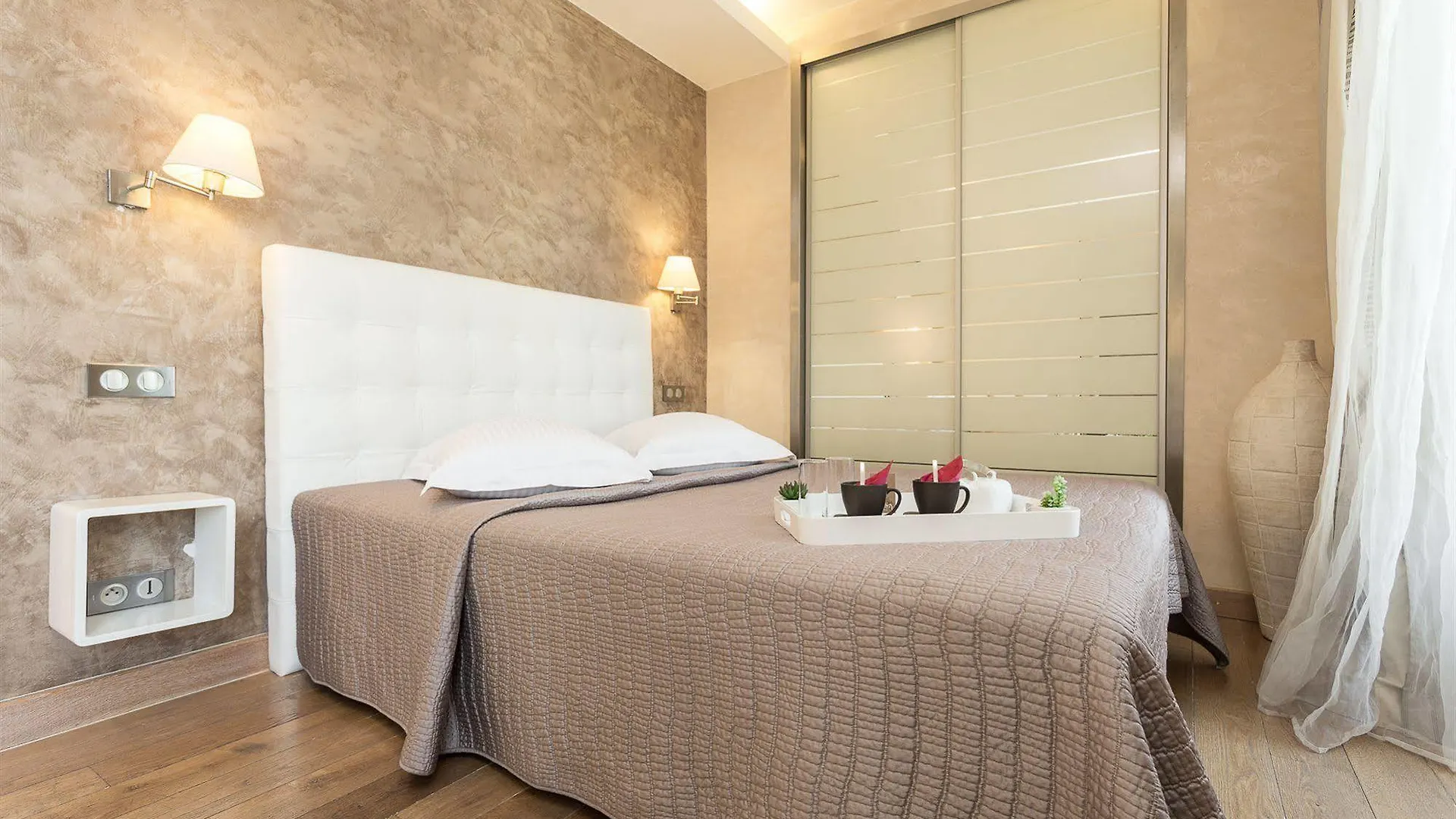 Hotel Le Petit Trianon Et Le Charme Des Suites Nice