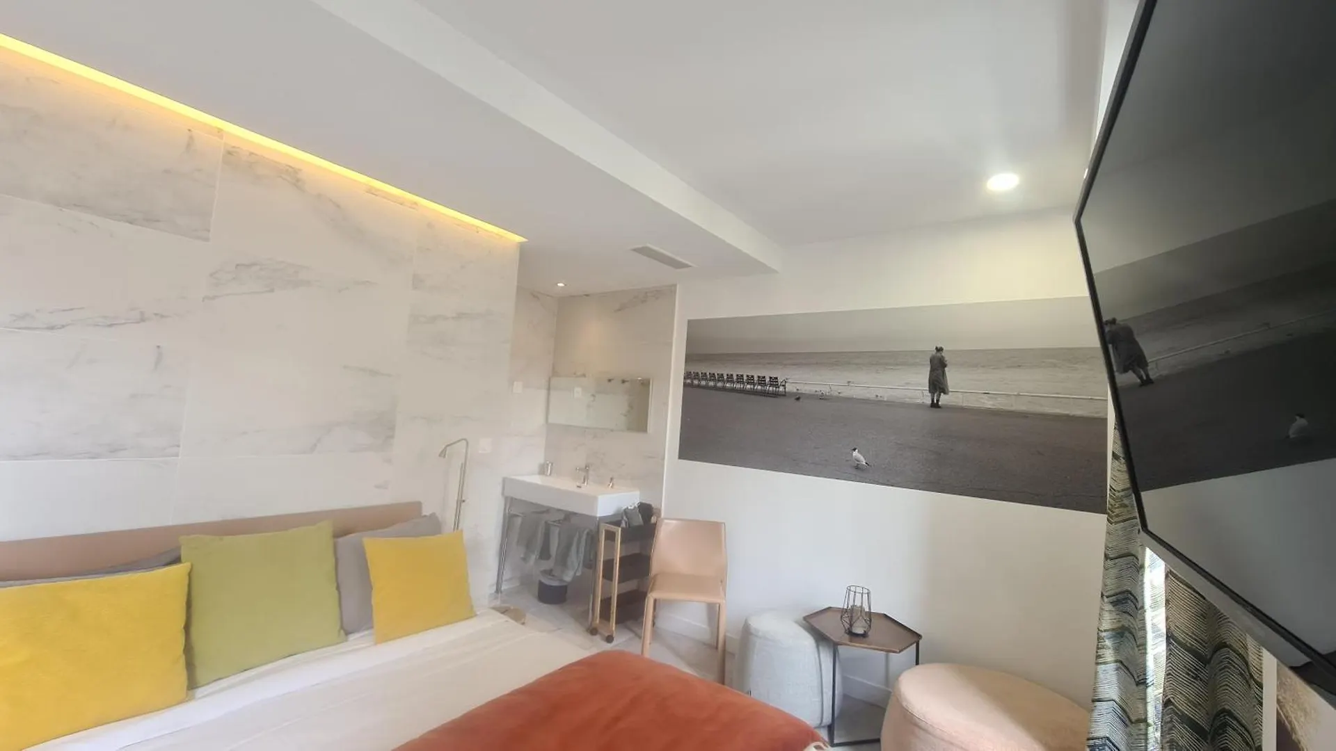 Hotel Le Petit Trianon Et Le Charme Des Suites Nice