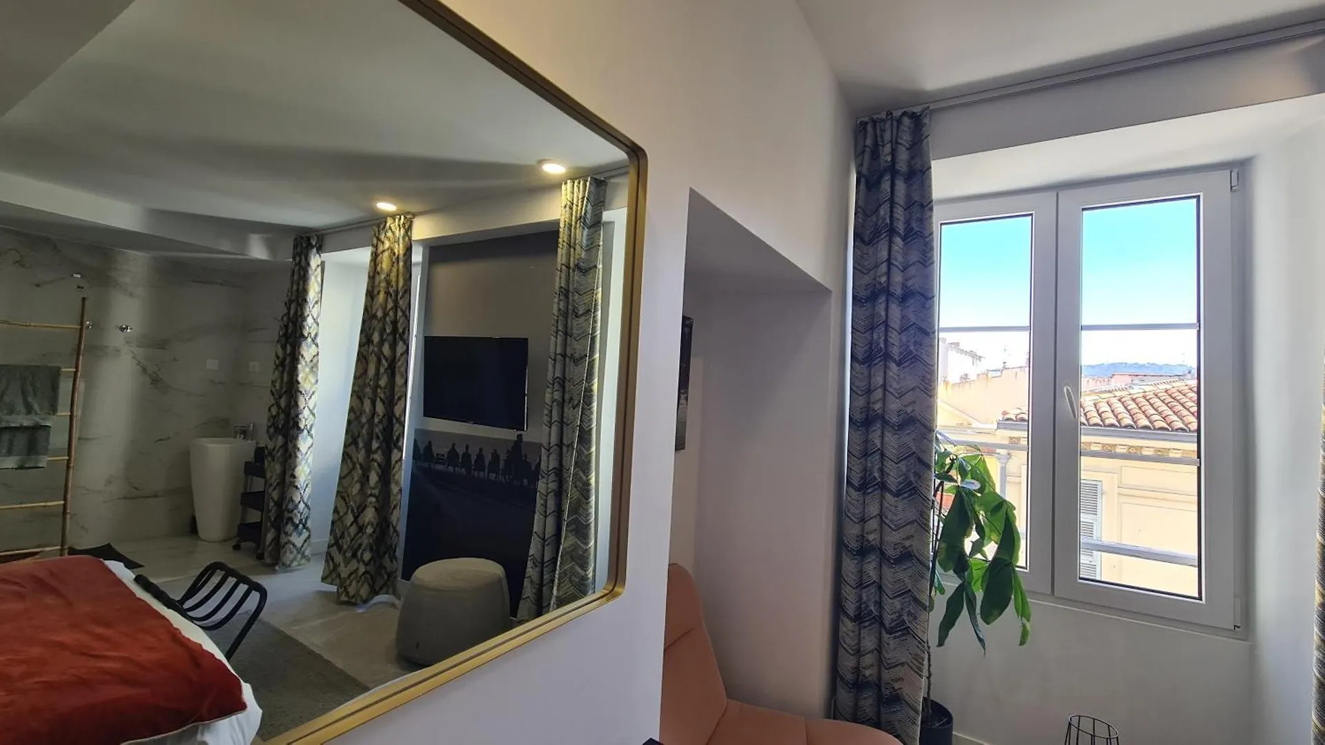 Le Petit Trianon Et Le Charme Des Suites Nice 2*,