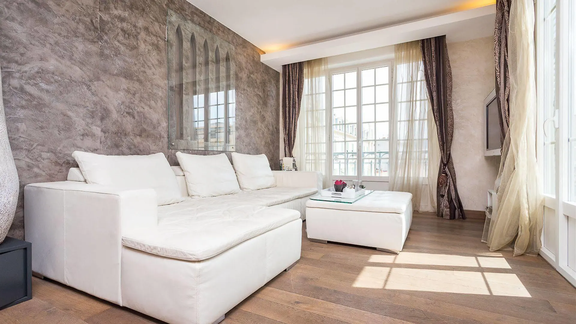 Le Petit Trianon Et Le Charme Des Suites Nice Hotel