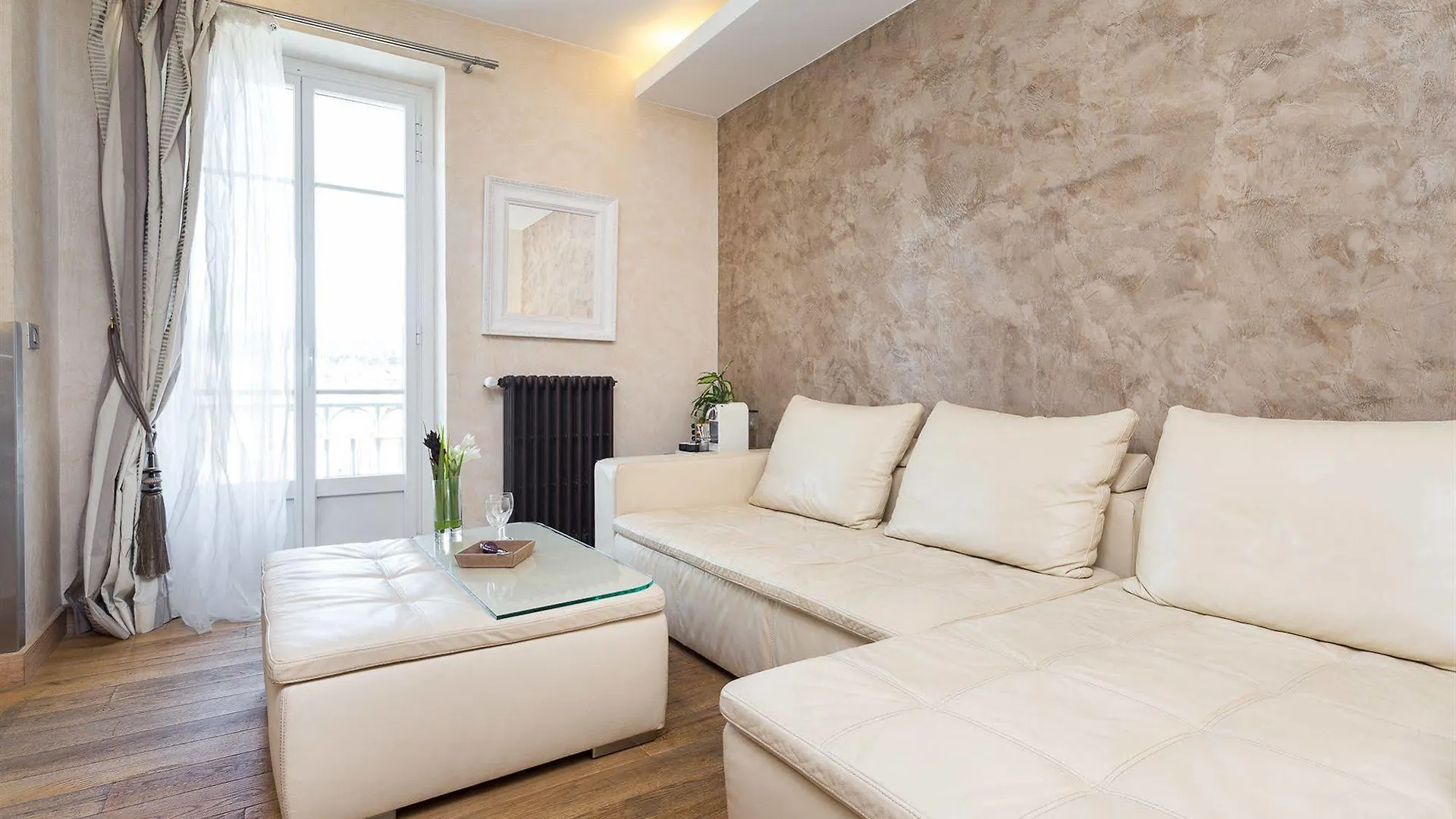 ** Hotel Le Petit Trianon Et Le Charme Des Suites Nice France